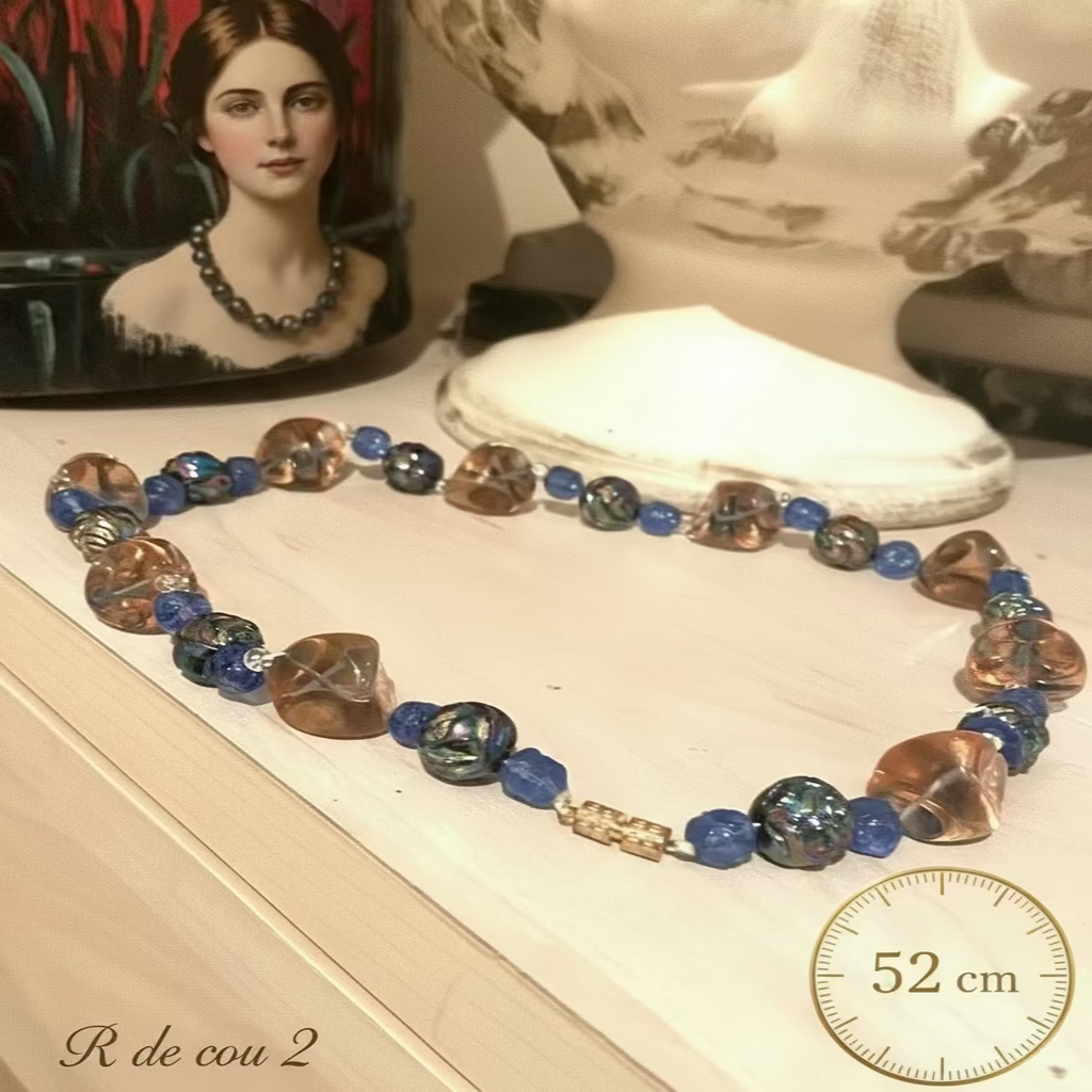 Ras-le-Cou vue global de haut et outil de mesure avec une  image artisanal portrait