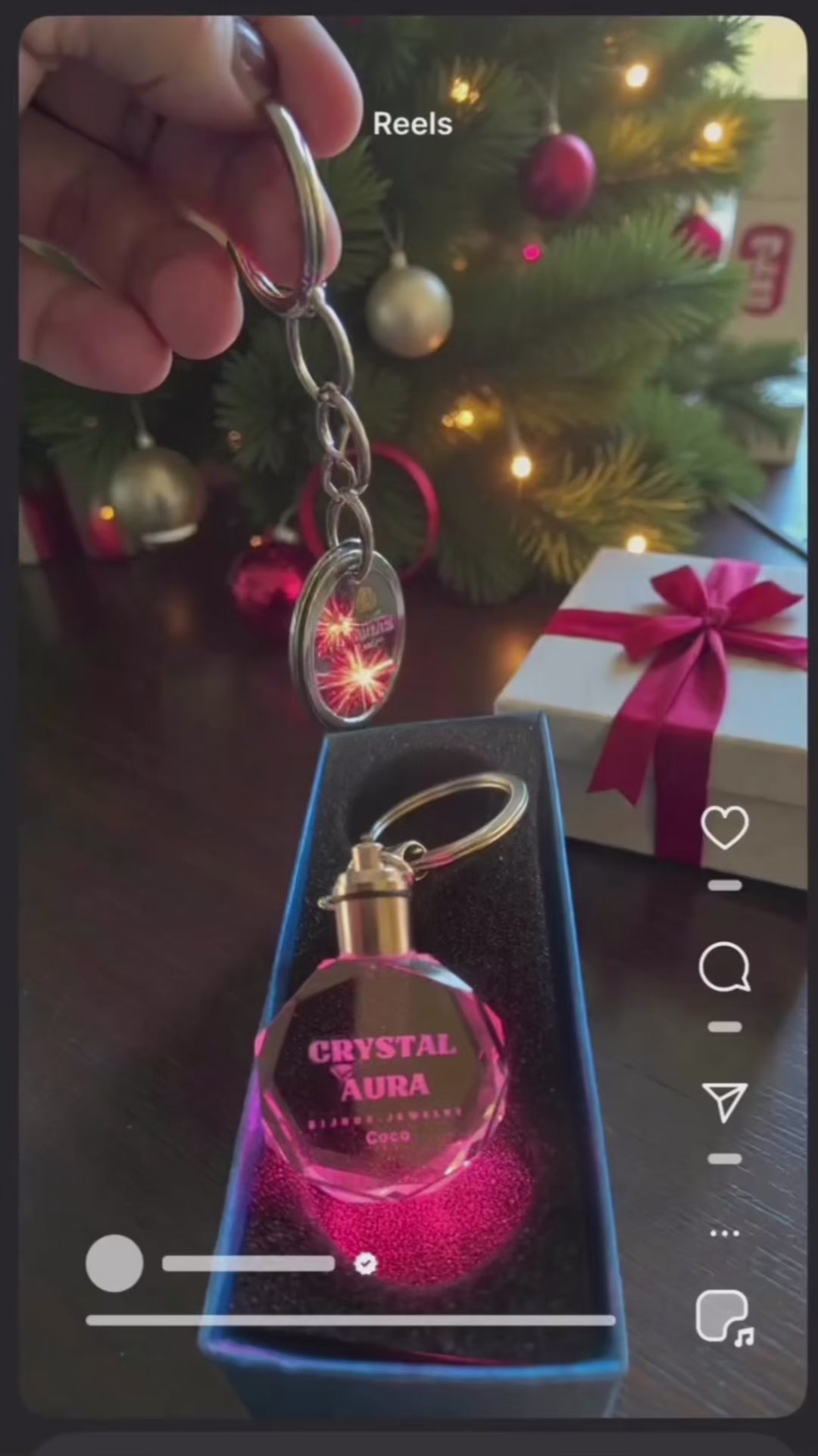 Porte clé en verre crystal lumineux clip avec aide IA, produit pressant en boite ambiance  animation artistique autour