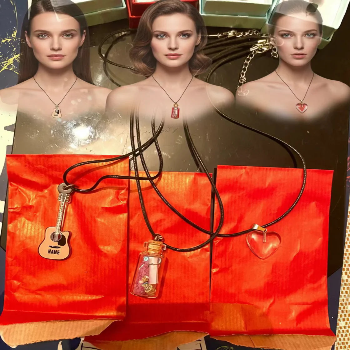 Collection de 3 ras-le-cou tendance avec pendentifs,  guitare, cœur et vase sur cordon noir,  illustration, portés, avec chaines