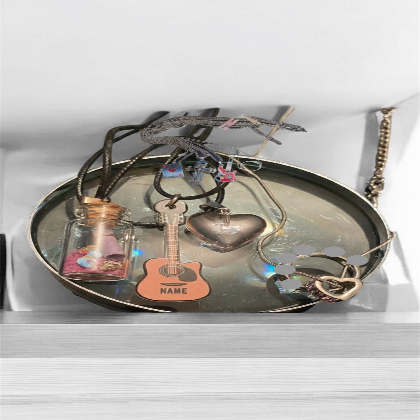 Ras-le-cou pendentif cœur présenté en vitrine avec les autres modèles de la collection