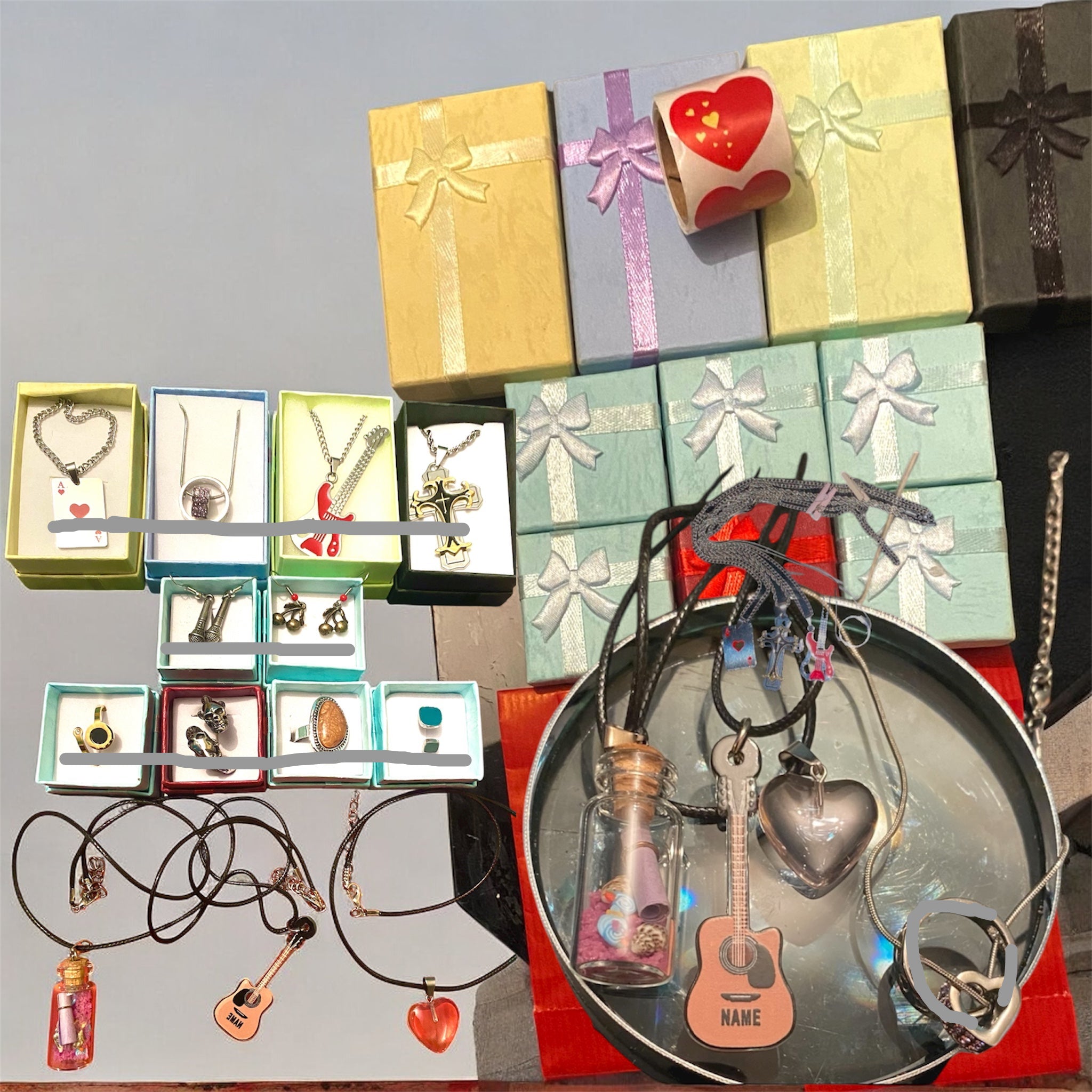 Ensemble de ras-le-cou tendance avec pendentifs thématiques présentés en collection