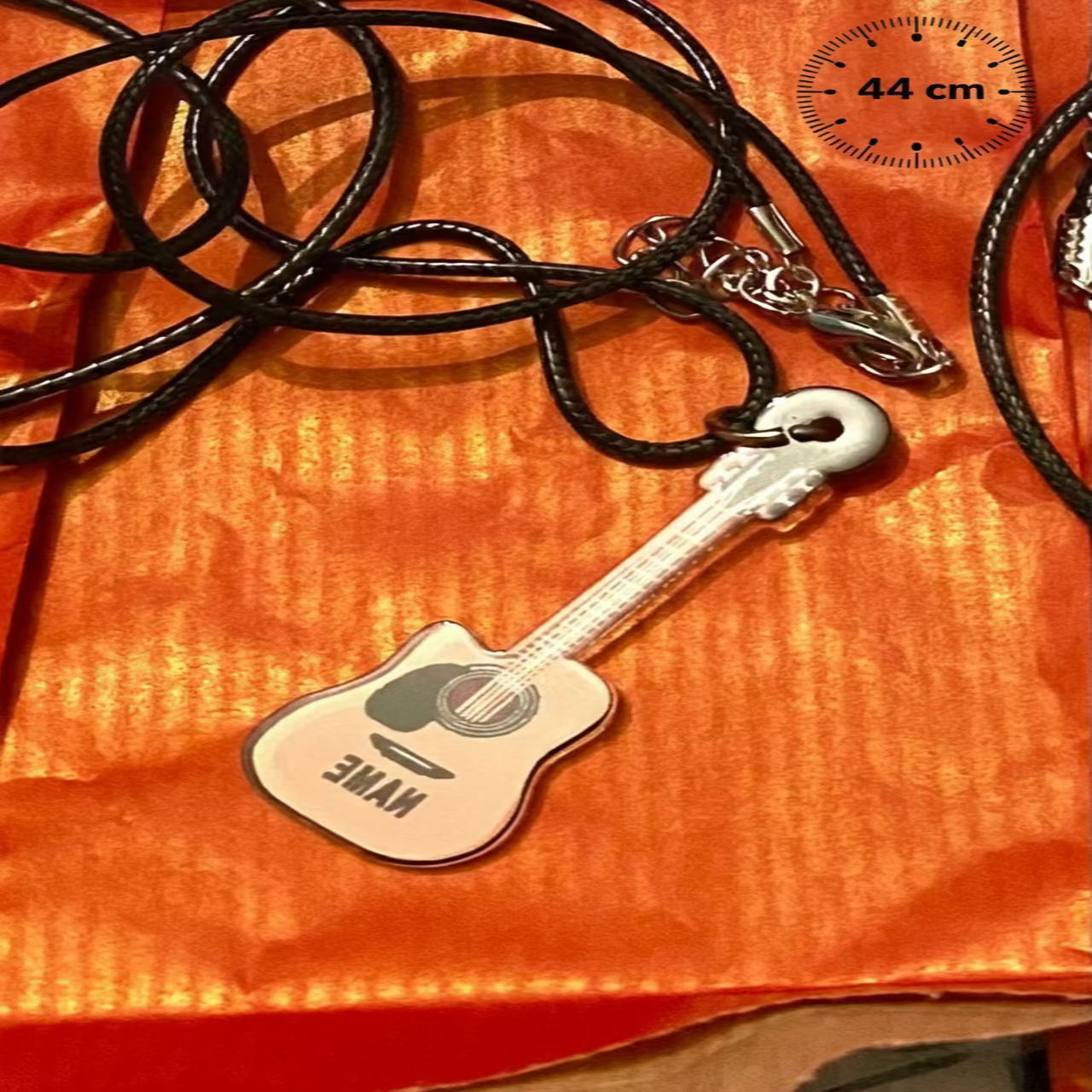 Ras-le-cou avec pendentif guitare acoustique sur cordon noir, vue de face