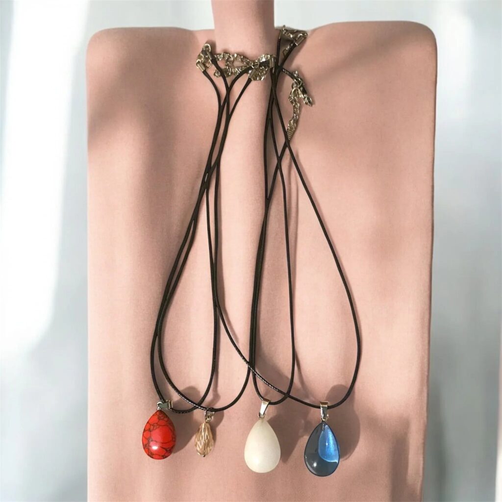 Collier Associatif Pendentif Verre Perlé - Soutien aux Chats Abandonnés
