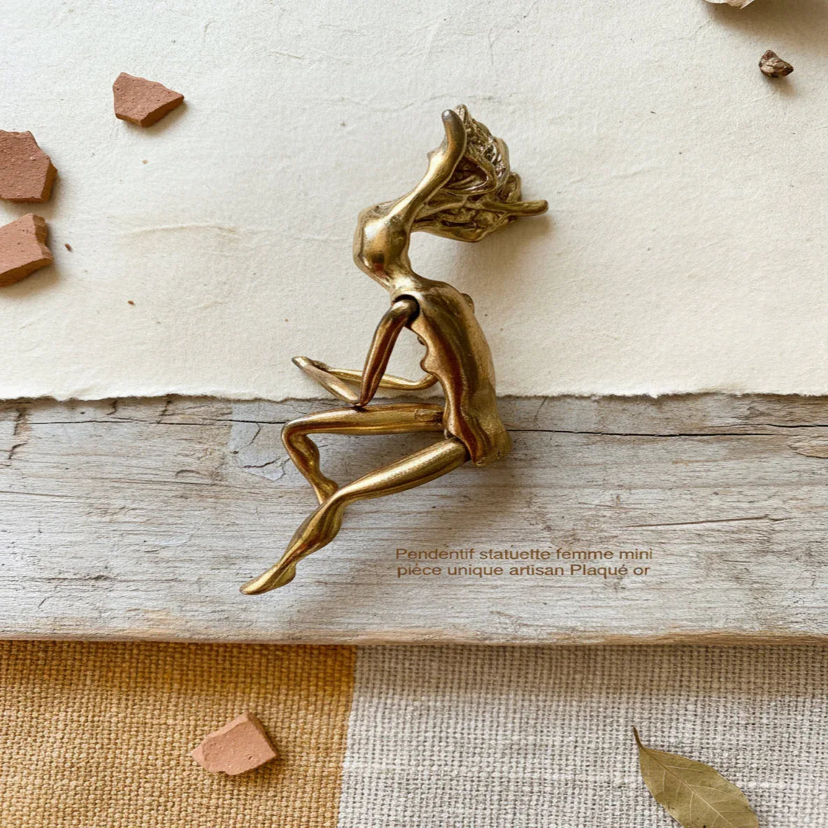 Pendentif Statuette Femme - Plaqué Or (Collection Artisanale Exclusive) – Image 2