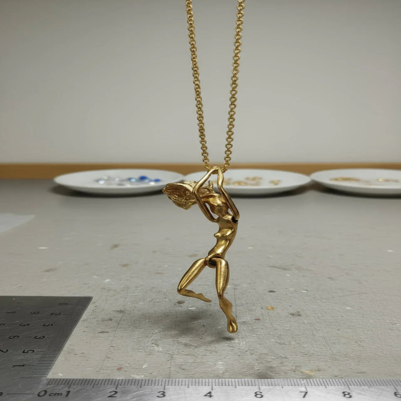 Pendentif Statuette Femme - Plaqué Or (Collection Artisanale Exclusive) – Image 3